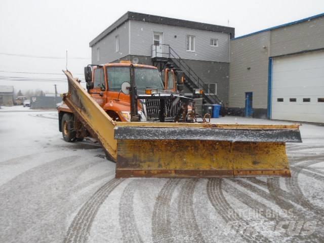 International 7400 Sneeuwschuivers en -ploegen