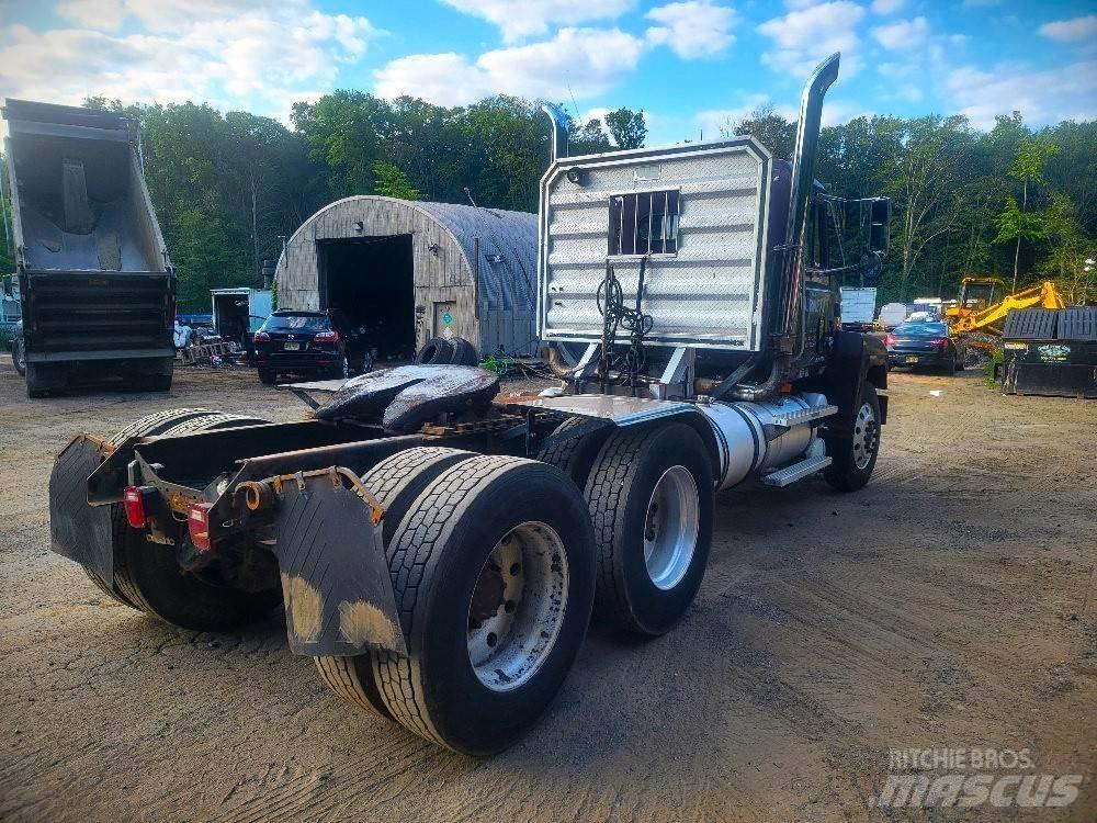 Mack CH 613 Trekkers