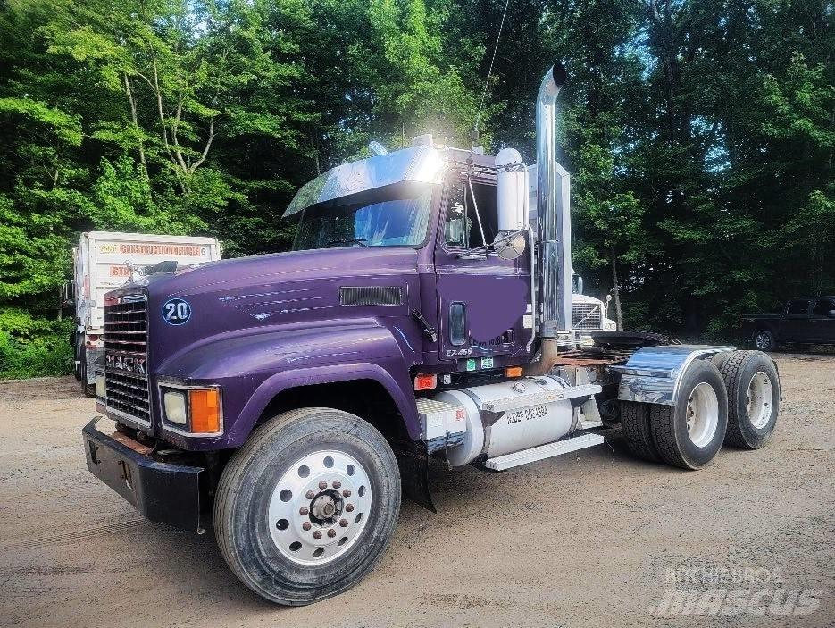 Mack CH 613 Trekkers