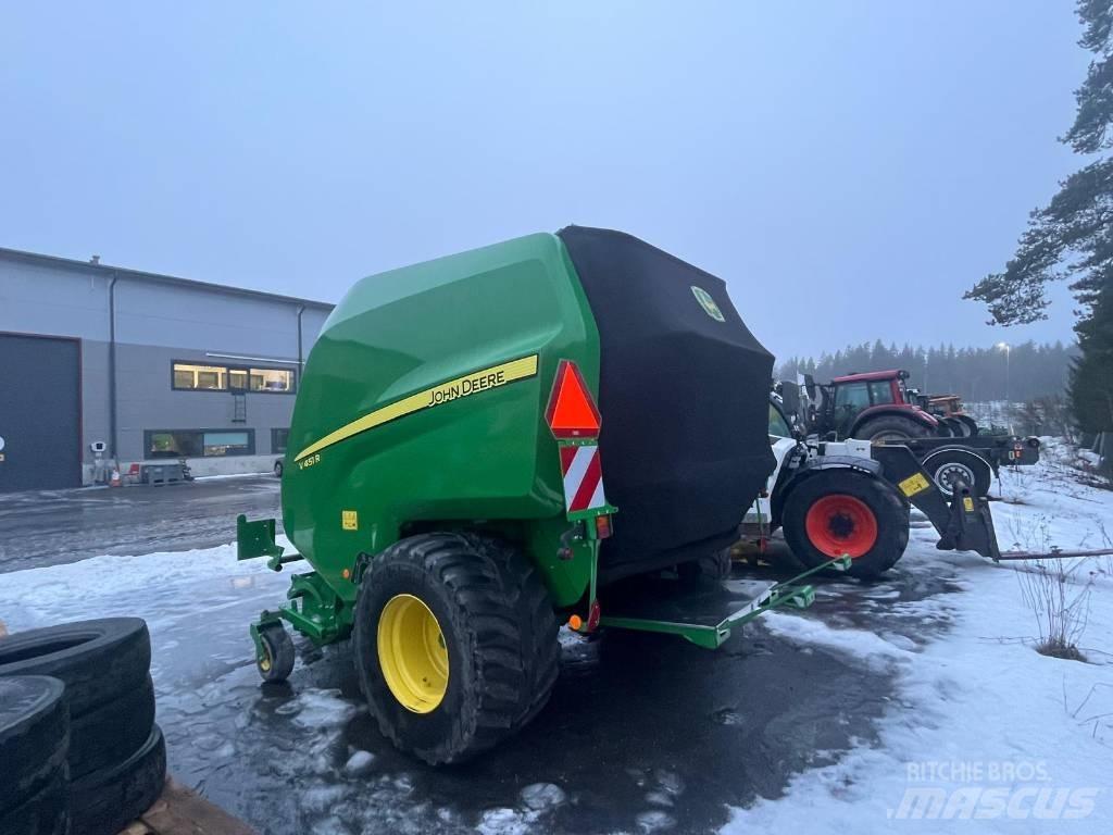 John Deere V451R Ronde-balenpersen