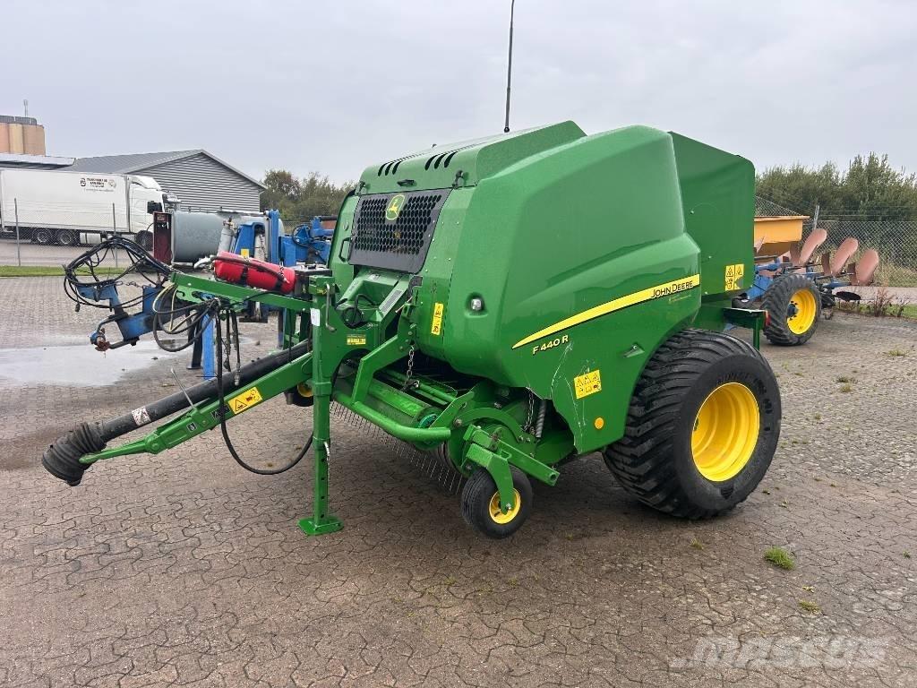 John Deere F 440 Ronde-balenpersen