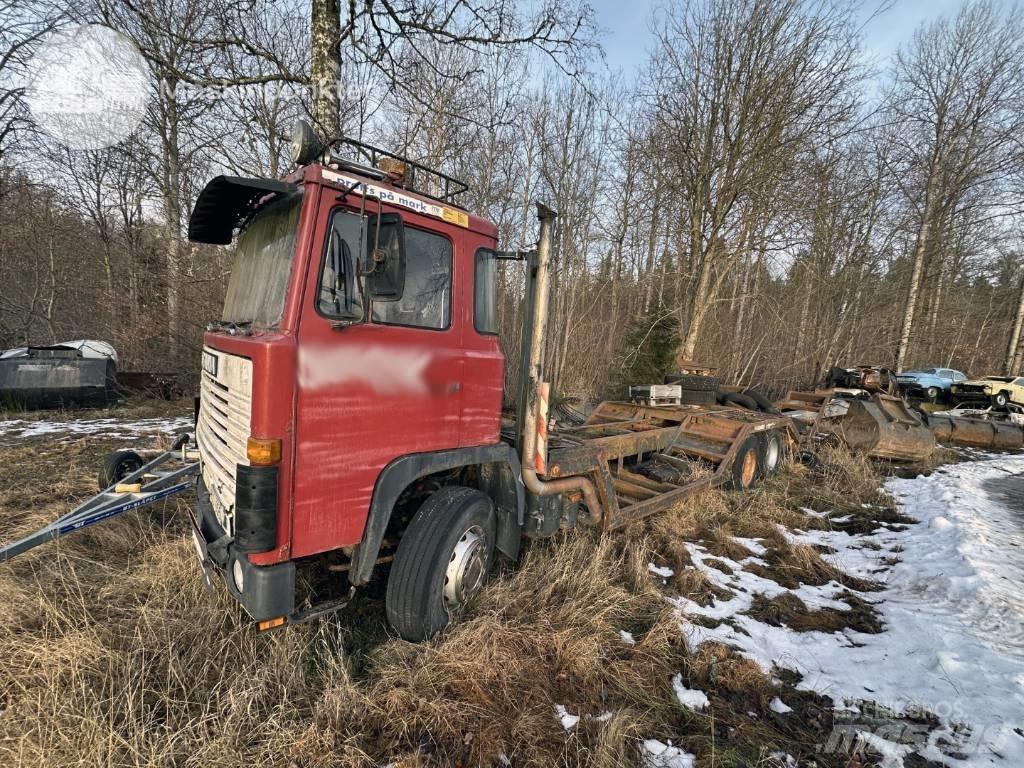 Scania T 141 Vrachtwagens voor bosbouwmachines