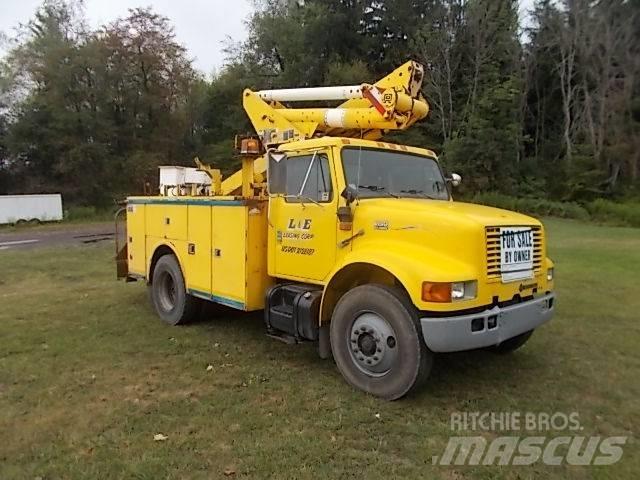 International 4900 Vlakke laadvloer met kraan
