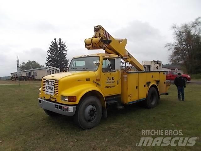 International 4900 Vlakke laadvloer met kraan