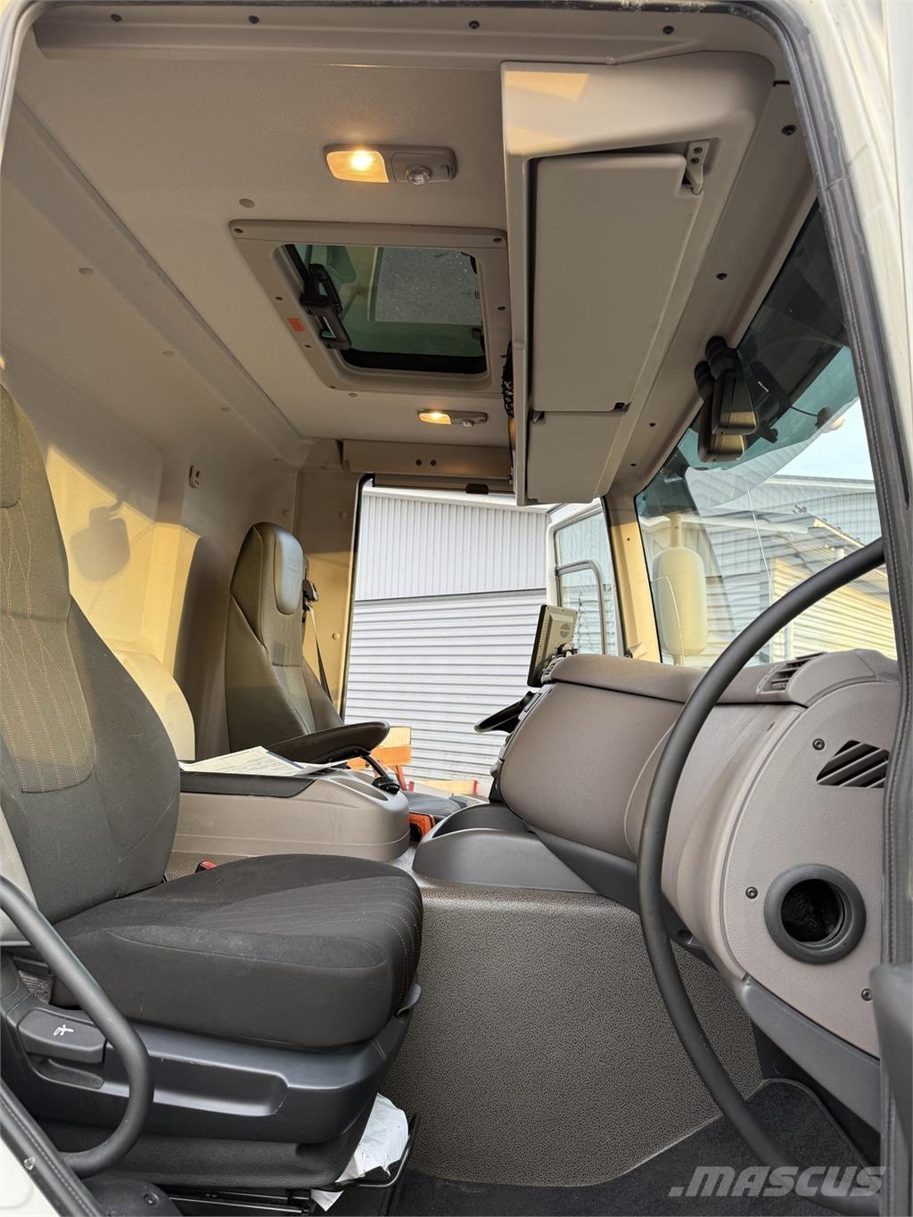 DAF CF 300 FA 4X2 Bakwagens met gesloten opbouw