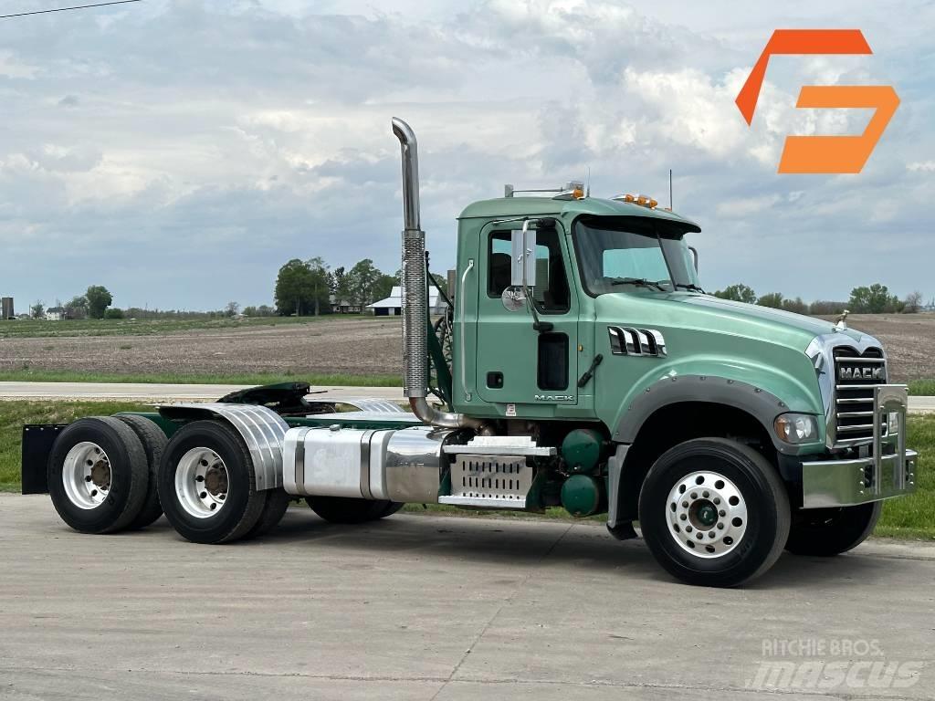 Mack GU713 Trekkers