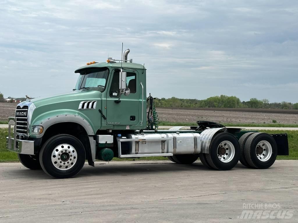 Mack GU713 Trekkers