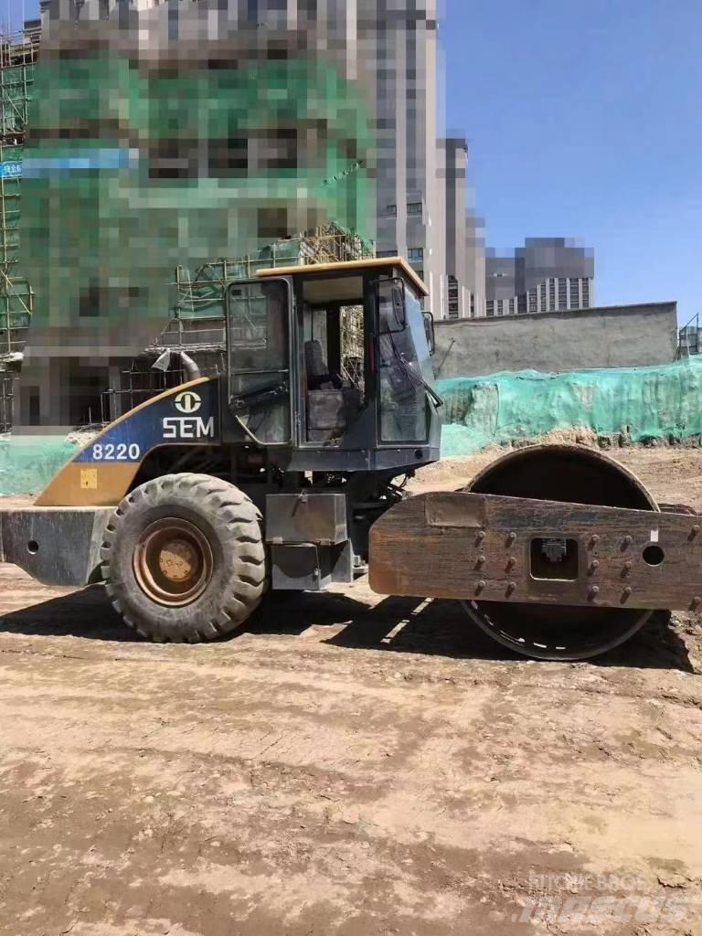 SEM 8220 compactor Trilrolwalsen