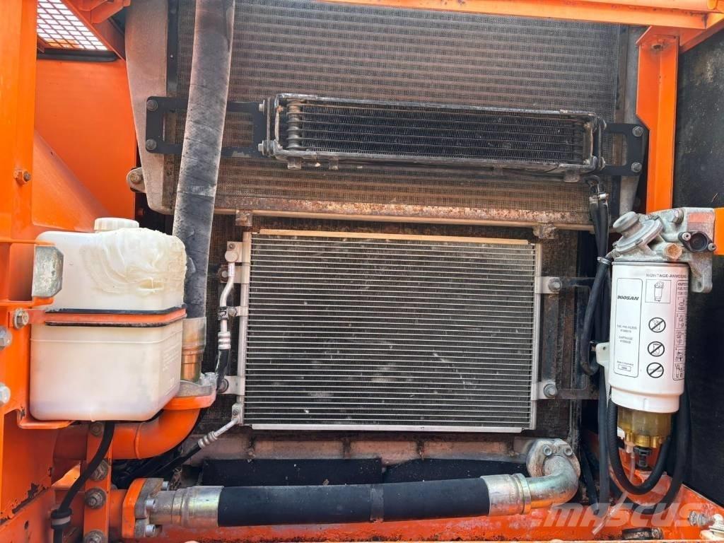 Doosan DX 300 LC Rupsgraafmachines