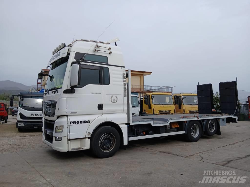 MAN TGX 26.560 Vrachtwagen met vlakke laadvloer en lier