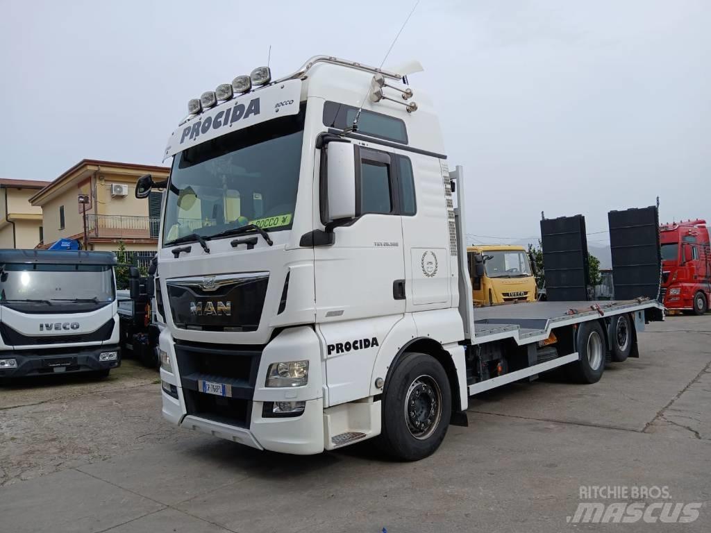 MAN TGX 26.560 Vrachtwagen met vlakke laadvloer en lier