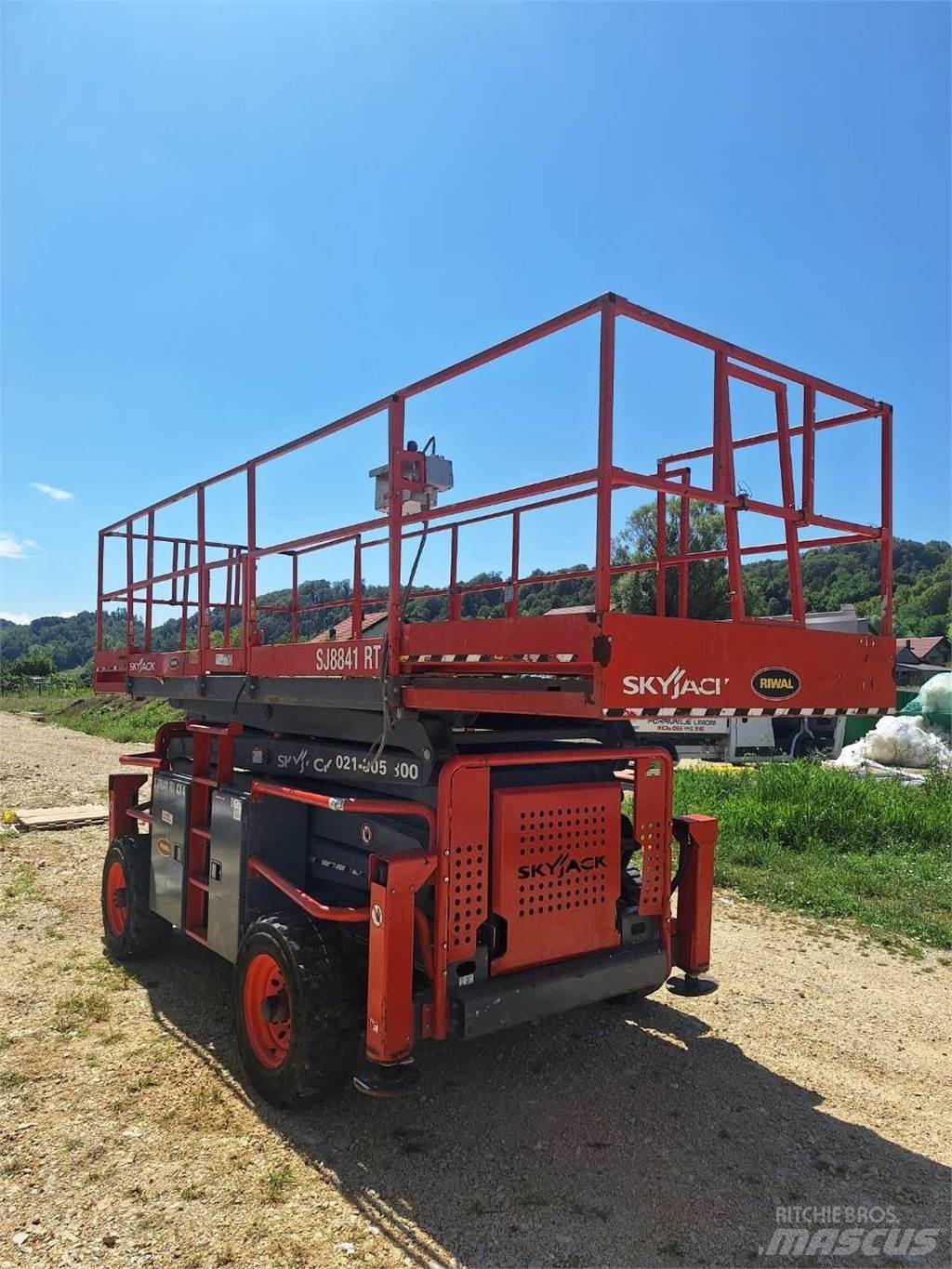 SkyJack 8841RT Schaarhoogwerkers