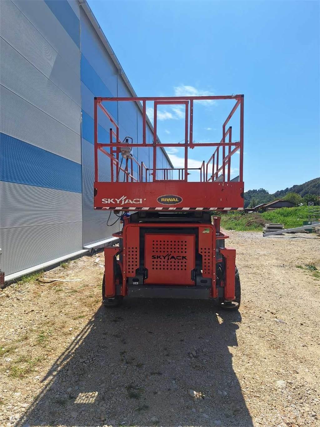 SkyJack 8841RT Schaarhoogwerkers