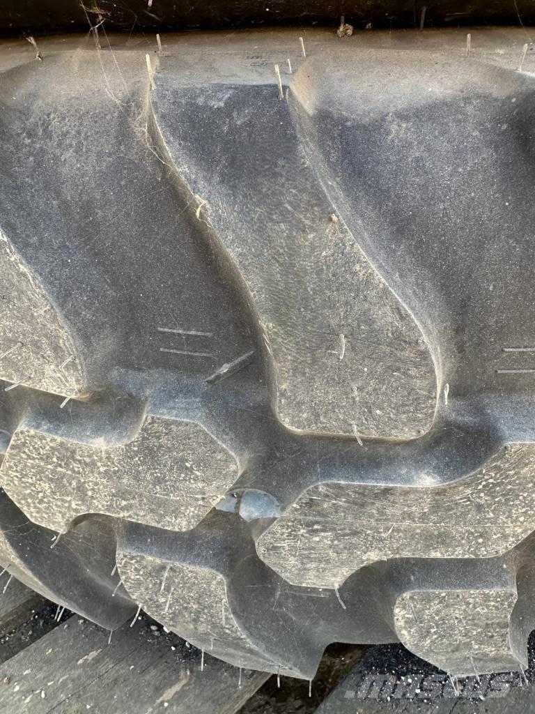 Dunlop 405/70R20 Banden, wielen en velgen