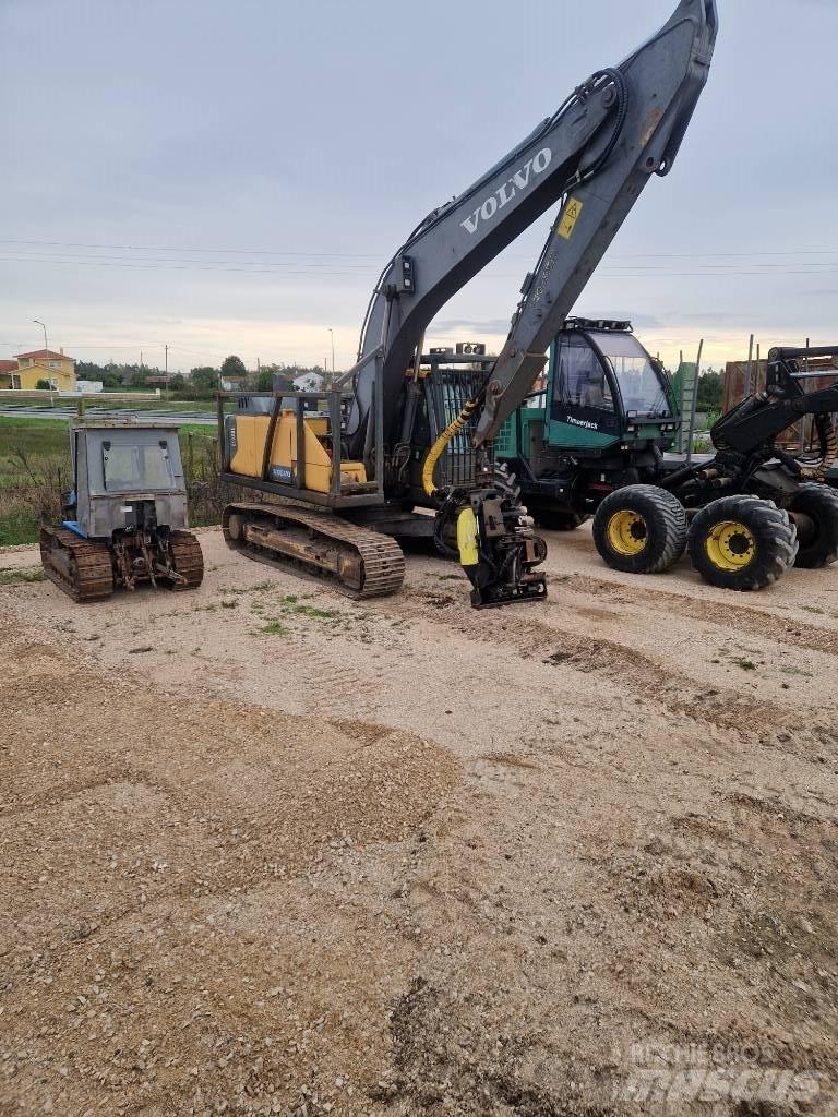 Volvo 220el Graafmachines voor de bosbouw