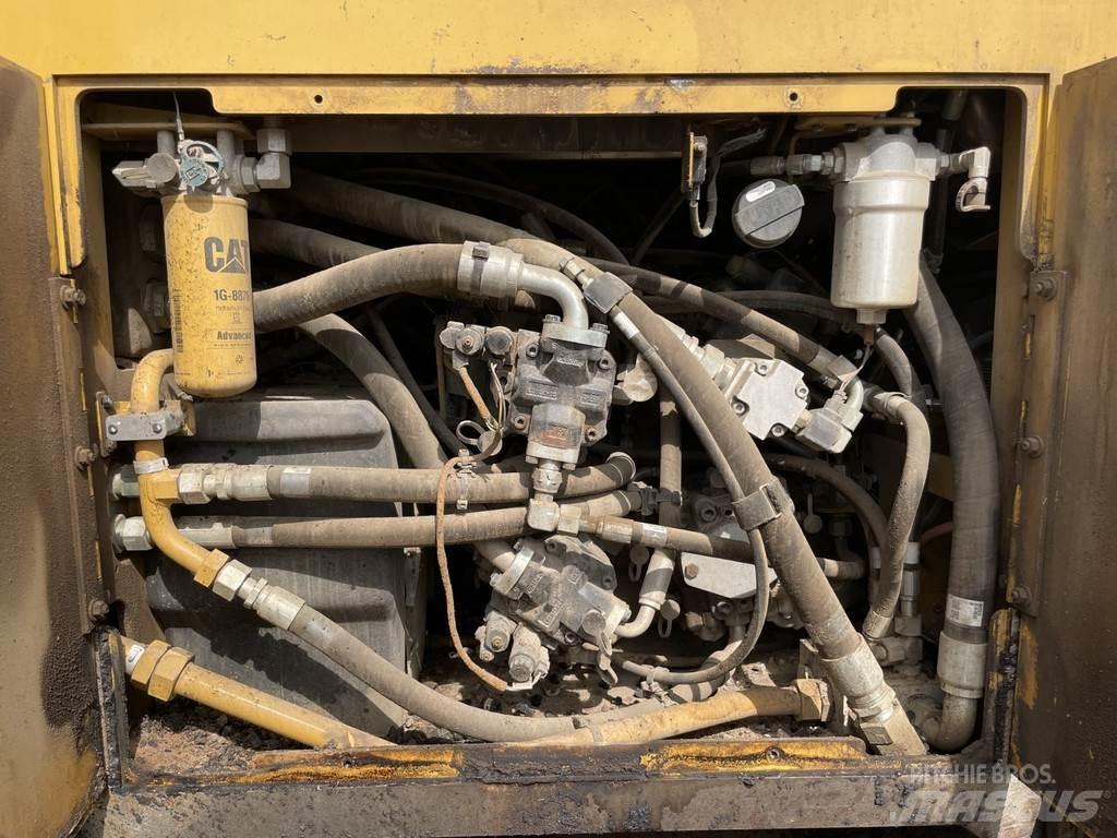 CAT AP555F Asfaltafwerkmachines