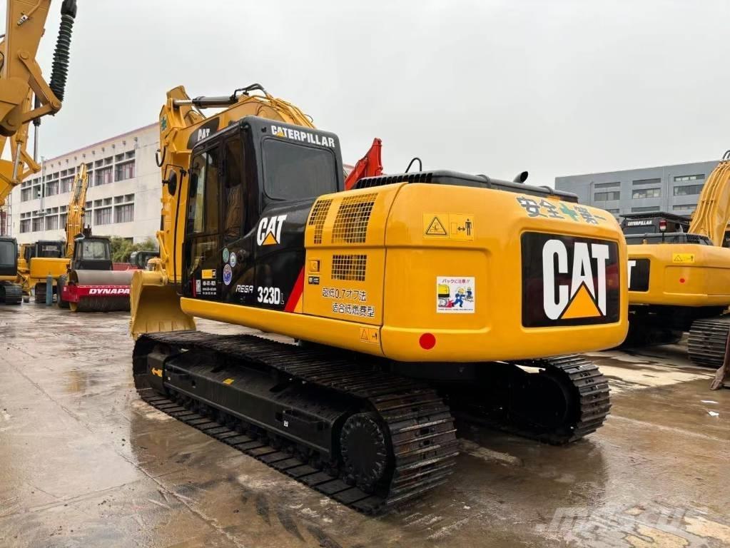 CAT 323 D Rupsgraafmachines
