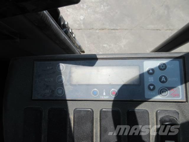 New Holland E 245 Rupsgraafmachines