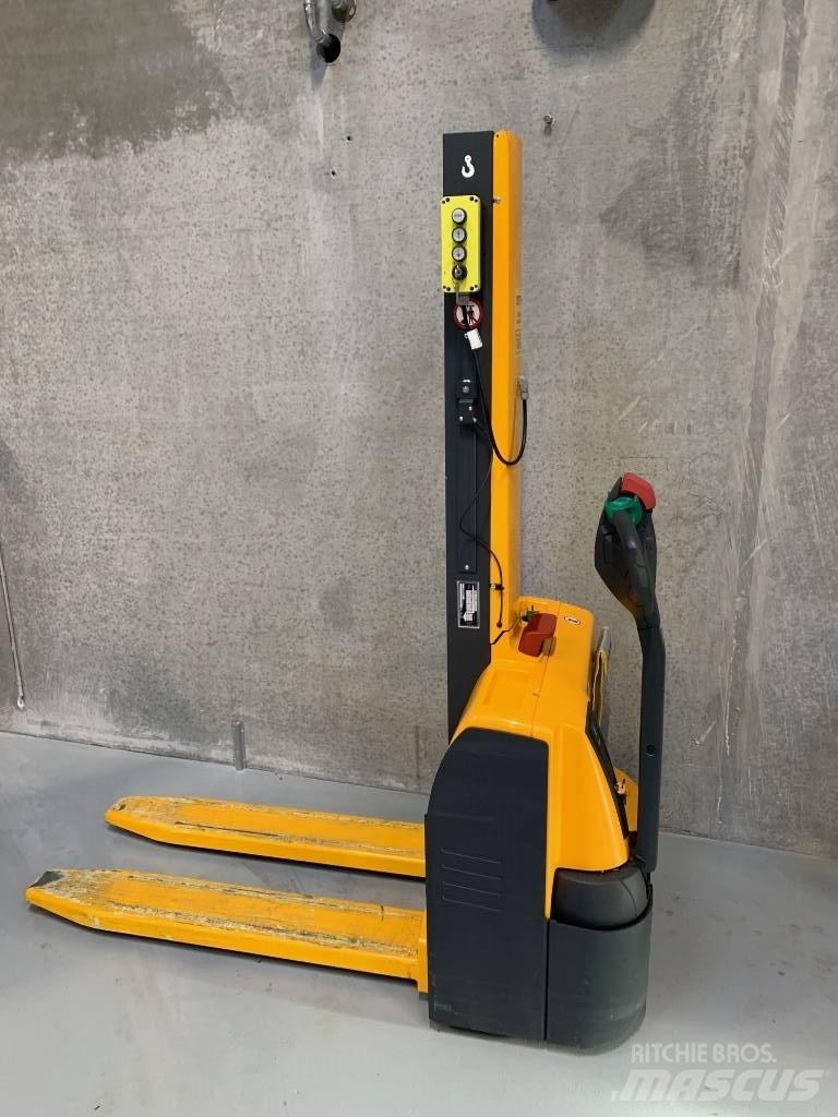 Jungheinrich EMC 110 Stapelaar meeloop