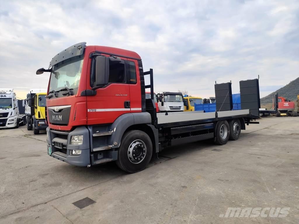 MAN TGS 26.440 Vrachtwagen met vlakke laadvloer en lier