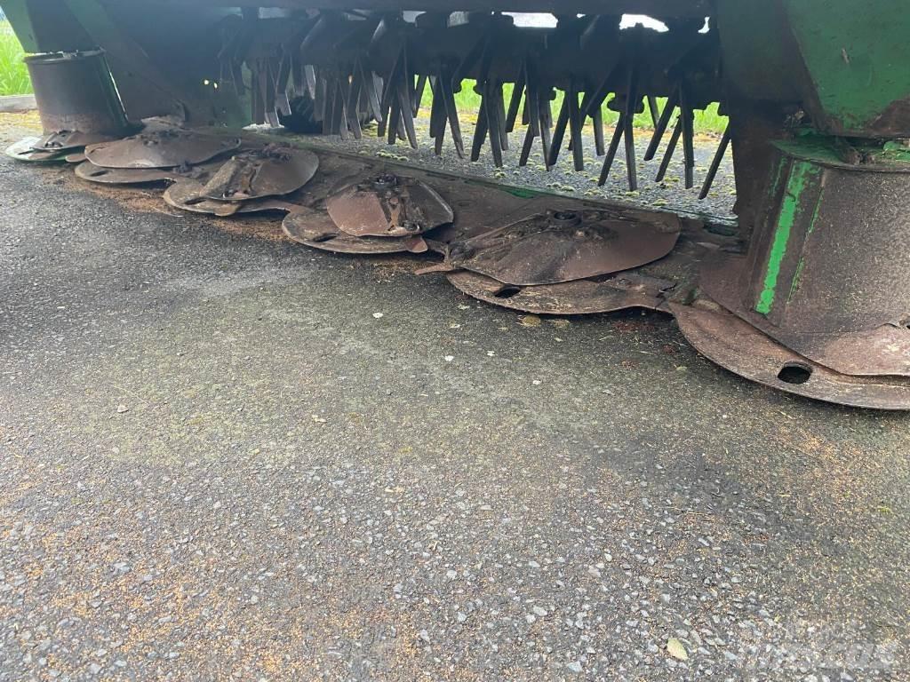 John Deere 730 Gemonteerde en gesleepte maaiers