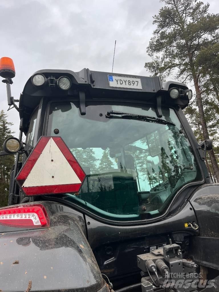 Valtra T 214 D Tractoren