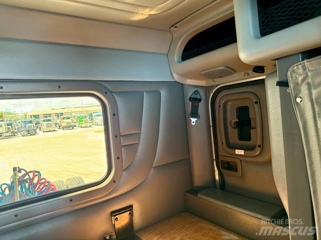 Peterbilt 389 Trekkers