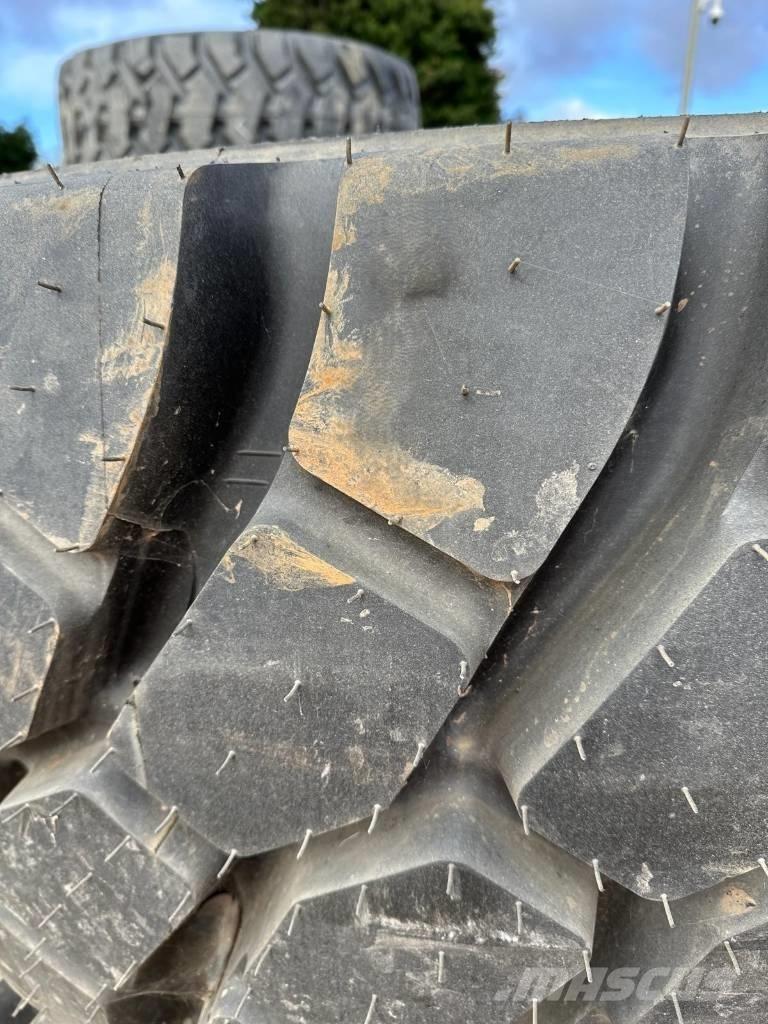 ROCK RADIAL 23.5R25 Banden, wielen en velgen
