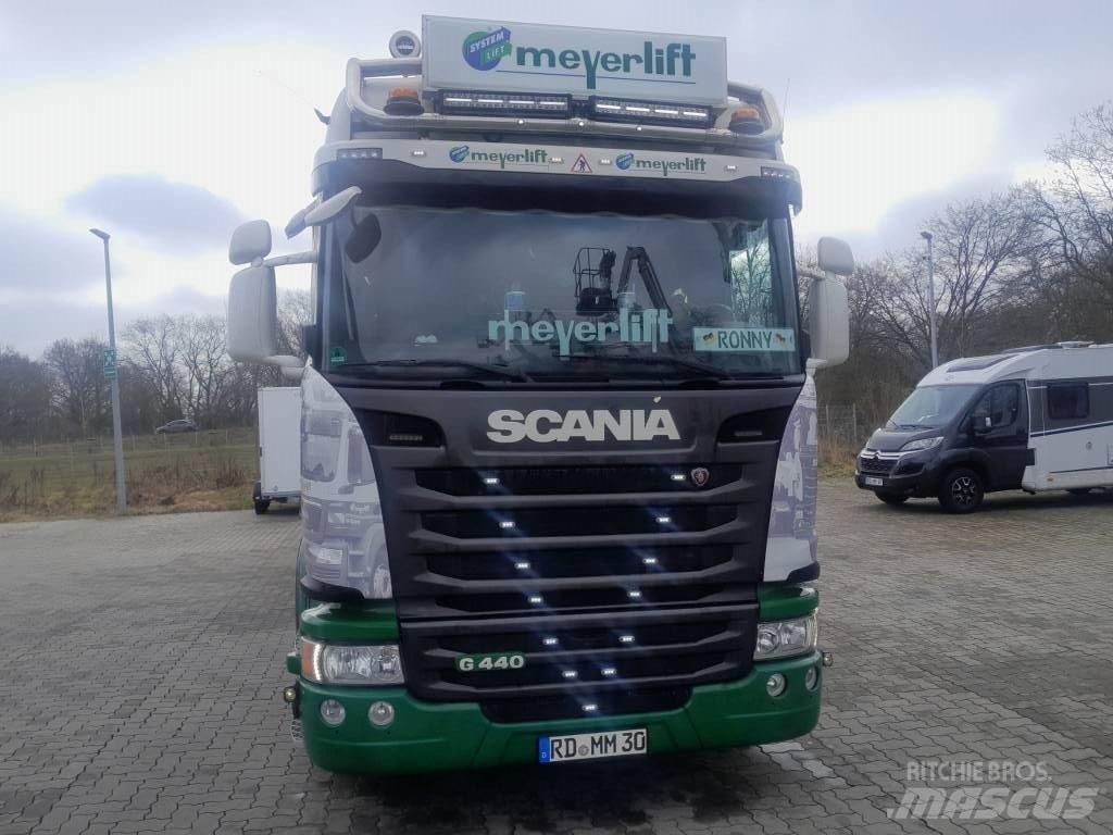 Scania G 440 Vrachtwagen met vlakke laadvloer en lier