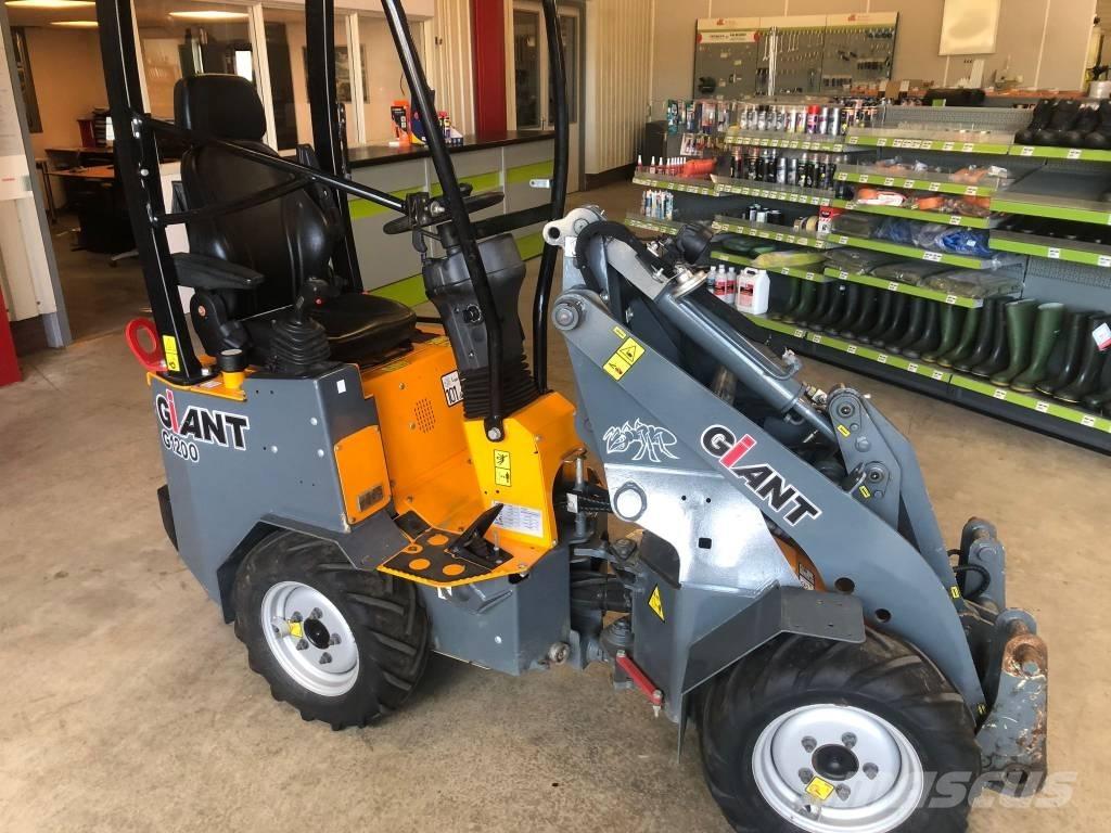 GiANT G 1200 Knik- en schrankladers