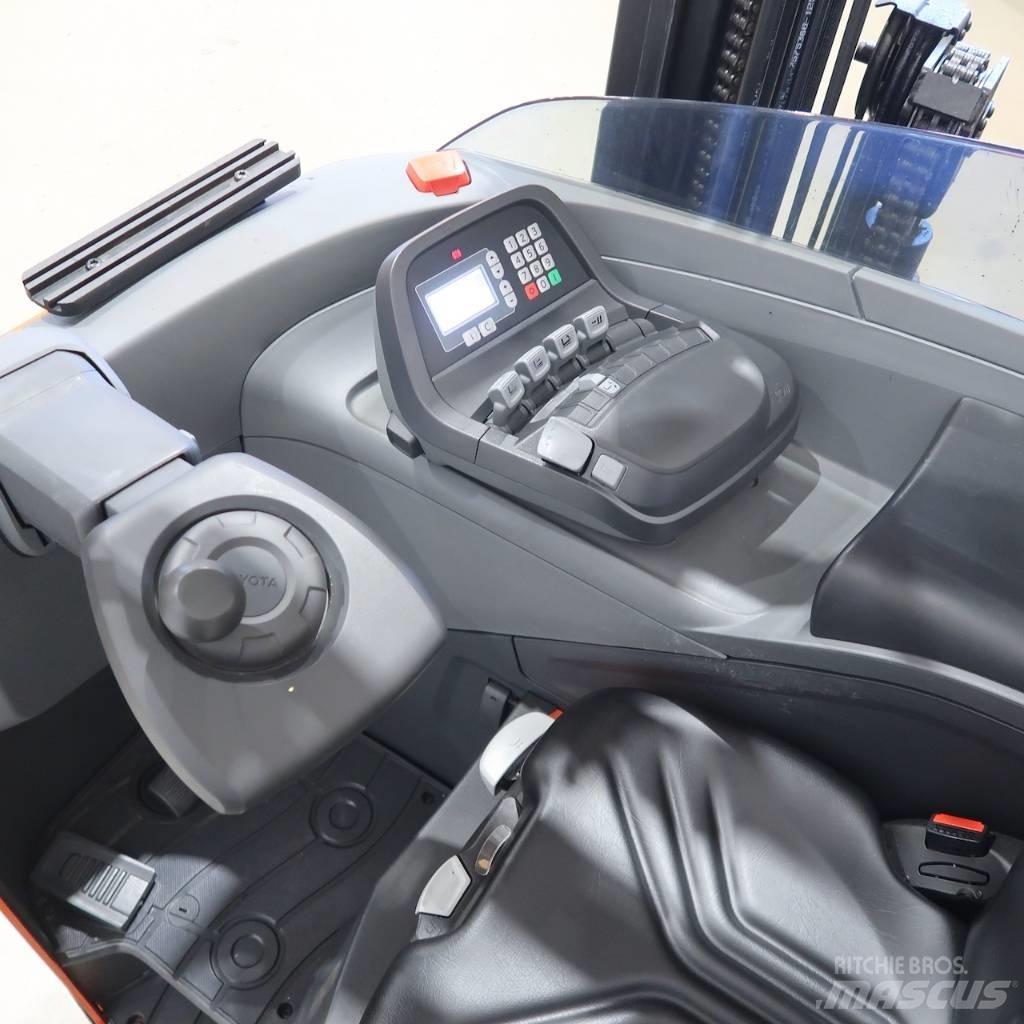 Toyota RRE140H Reachtruck voor hoog niveau