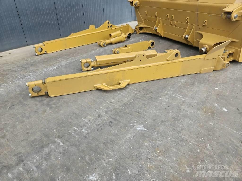 CAT D8R Bladen