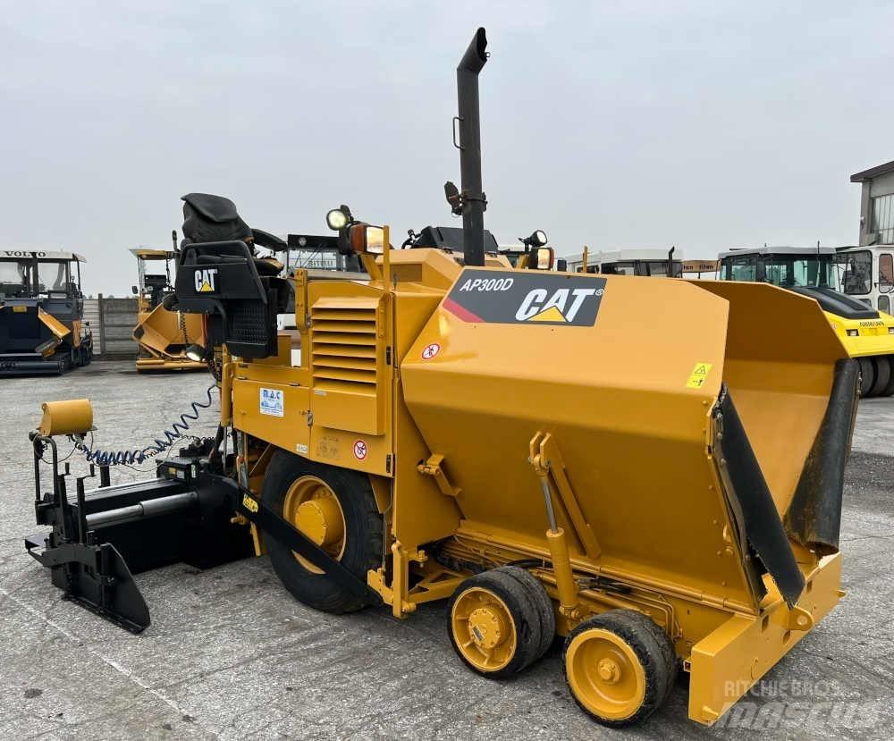 CAT AP 300D Asfaltafwerkmachines
