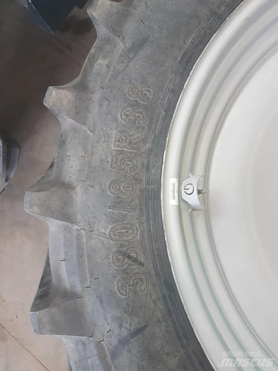 Petlas 380/85R38 Banden, wielen en velgen