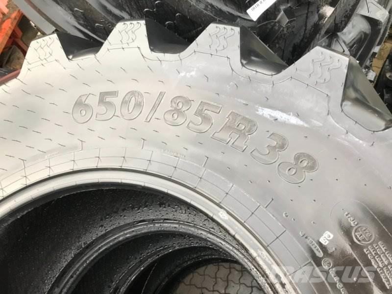 BKT 650/85R38 Banden, wielen en velgen