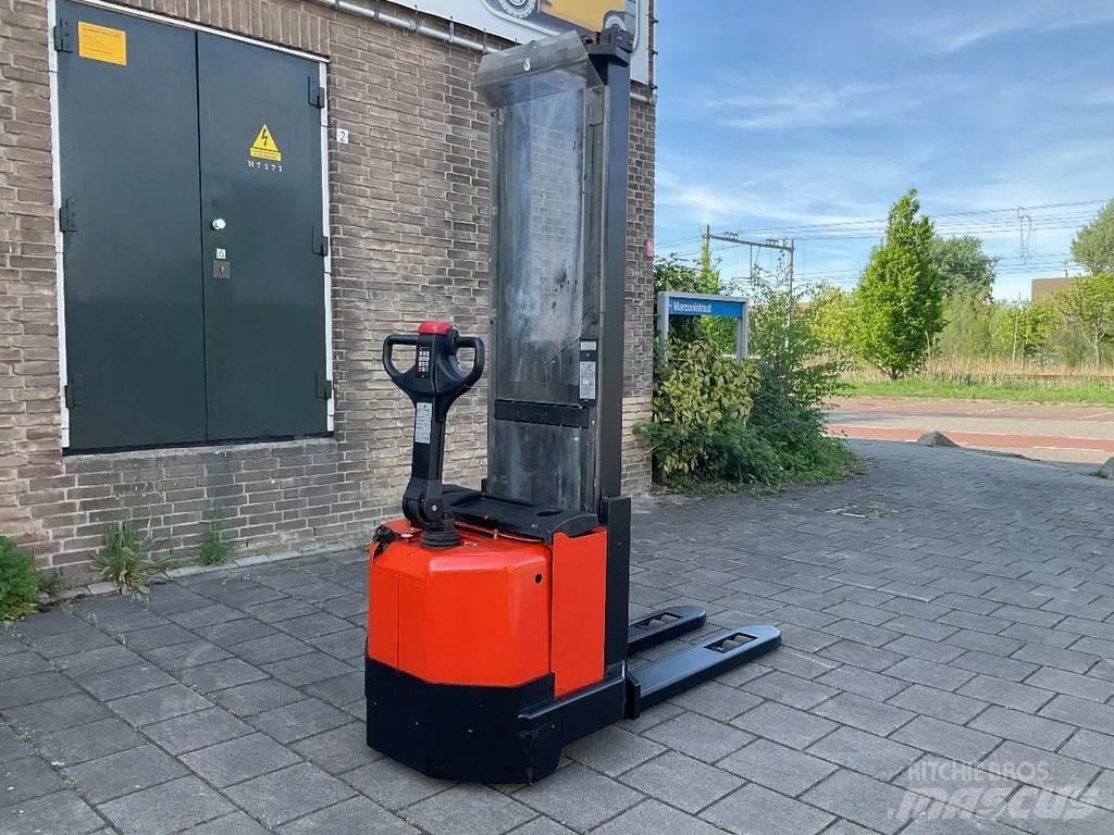 Toyota BT SWE120L Stapelaar meeloop