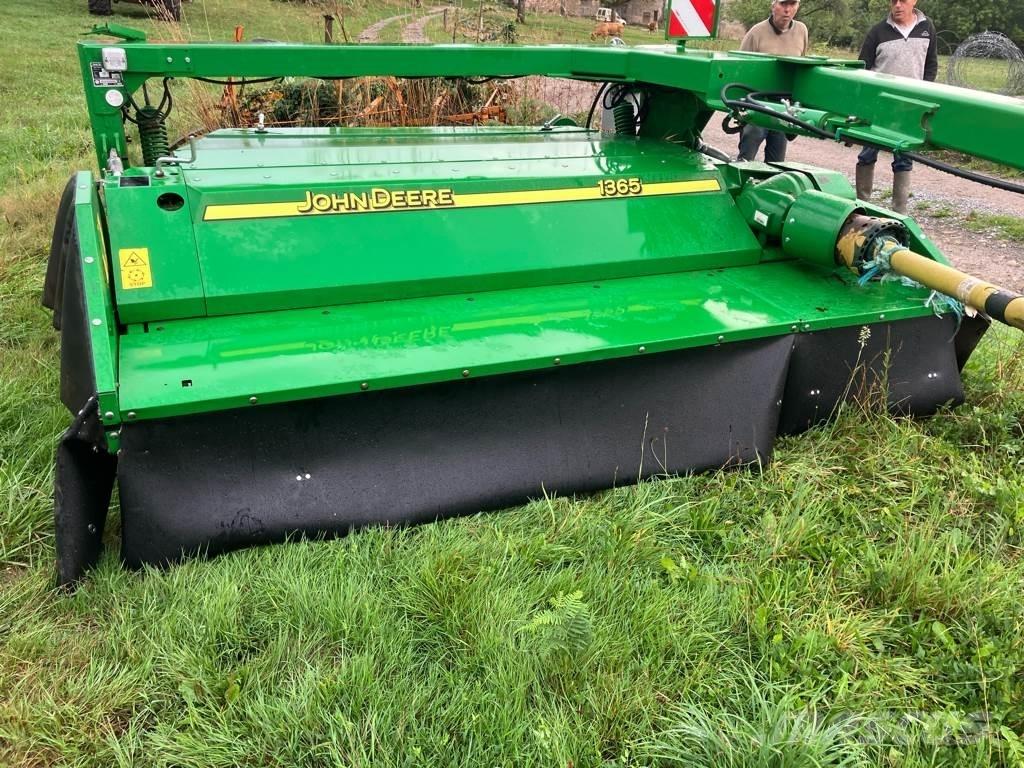 John Deere 1365 Gemonteerde en gesleepte maaiers