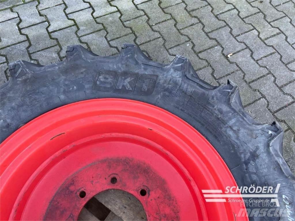 BKT 1X 320/70 R24 Banden, wielen en velgen