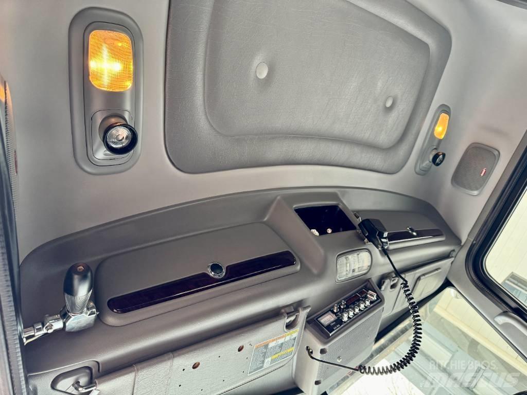 Peterbilt 389 Trekkers