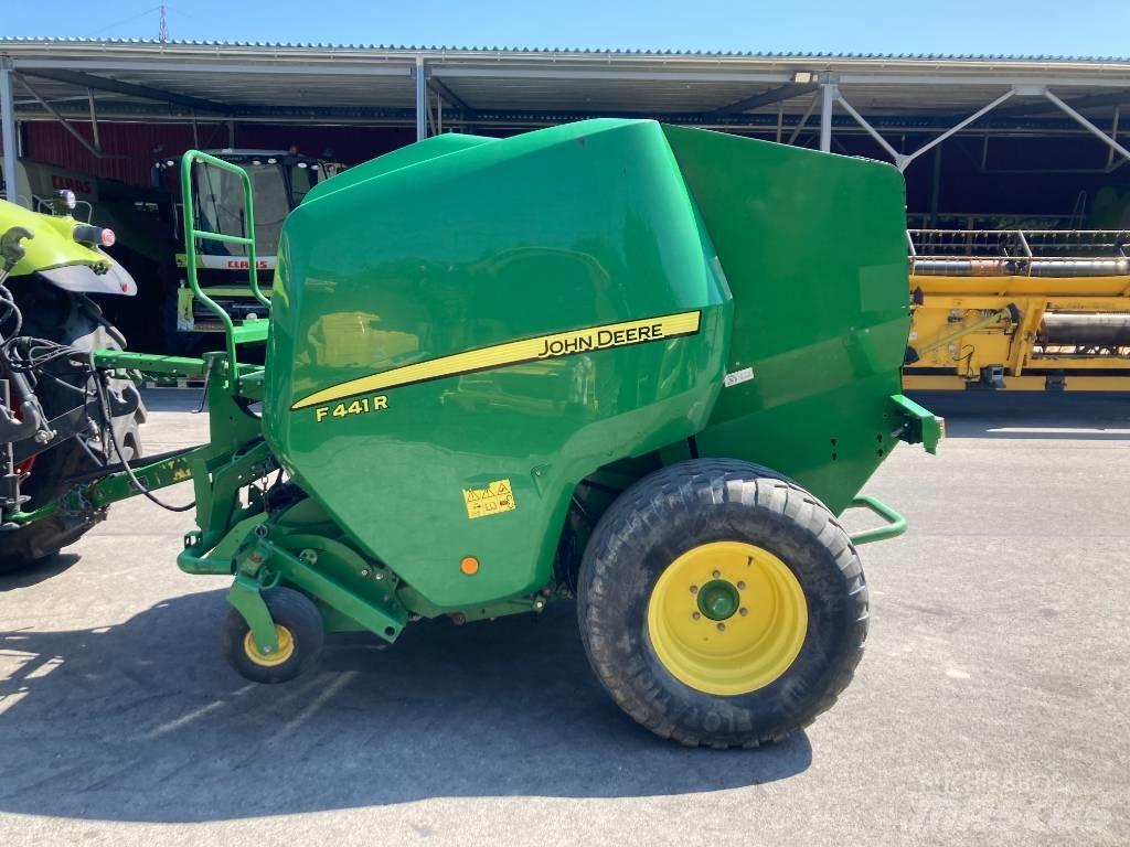 John Deere F441R Ronde-balenpersen