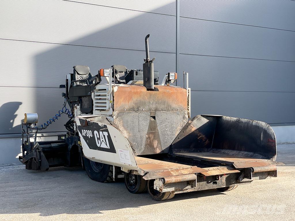 CAT AP300 Asfaltafwerkmachines