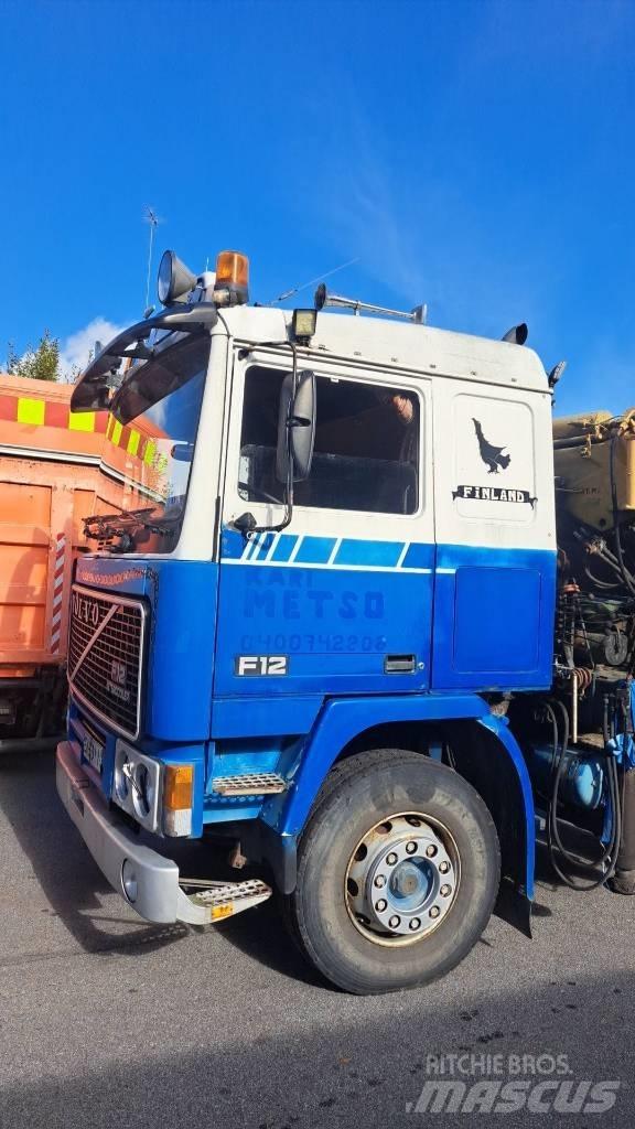 Volvo F 12 Vlakke laadvloer met kraan