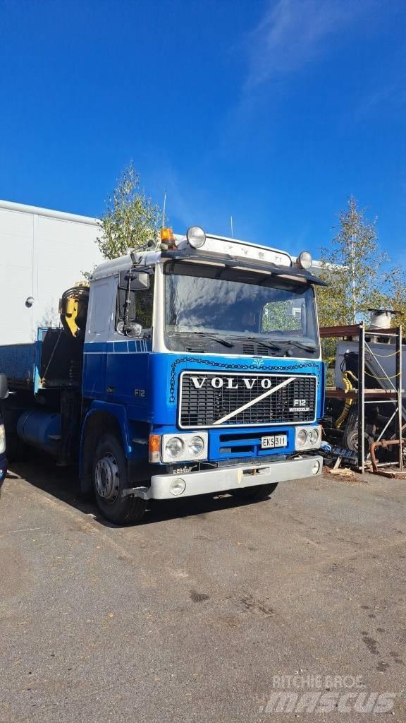 Volvo F 12 Vlakke laadvloer met kraan