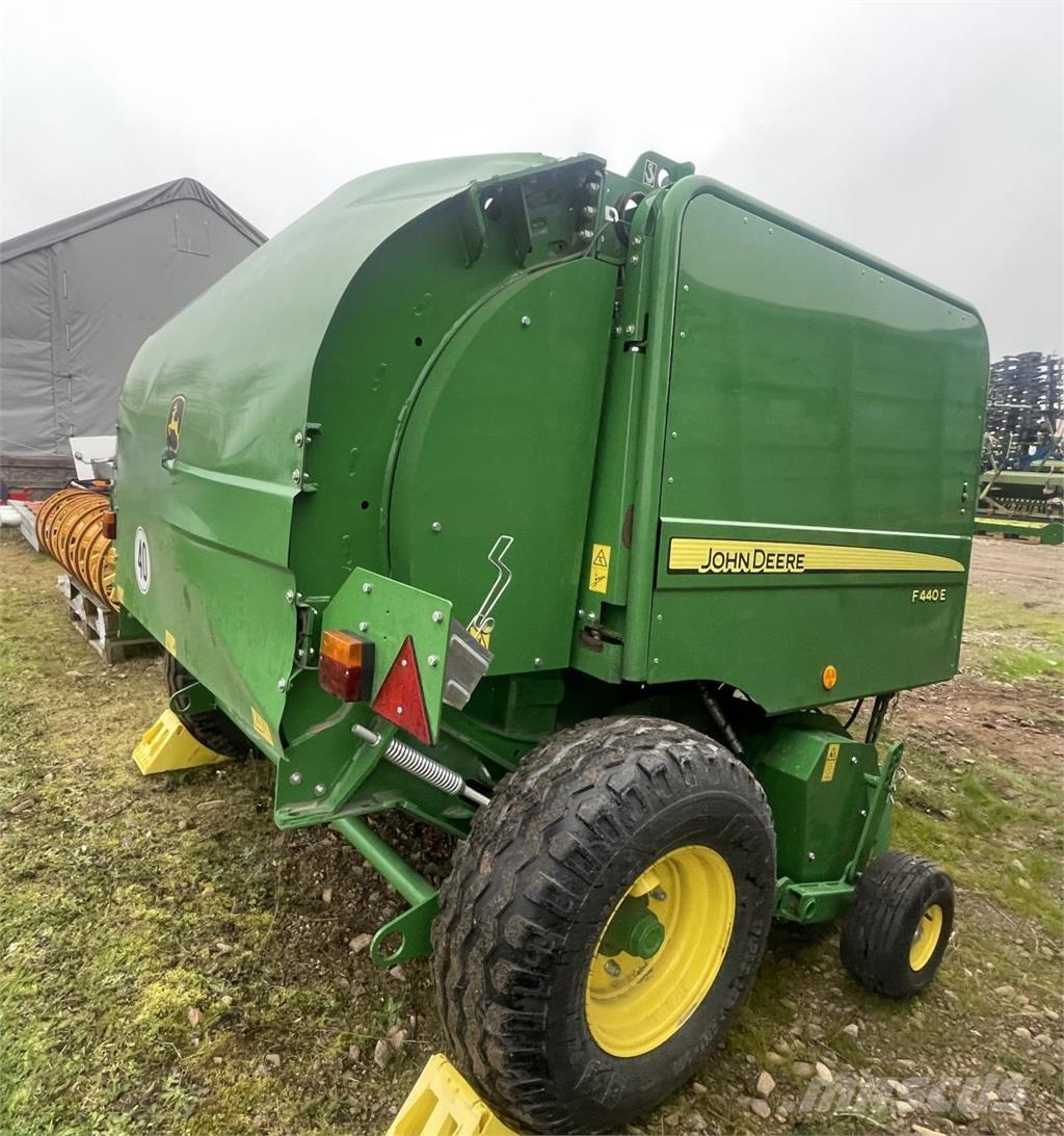 John Deere F 440 E Ronde-balenpersen