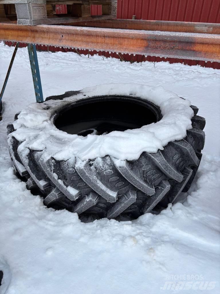BKT 520/85R38 Banden, wielen en velgen