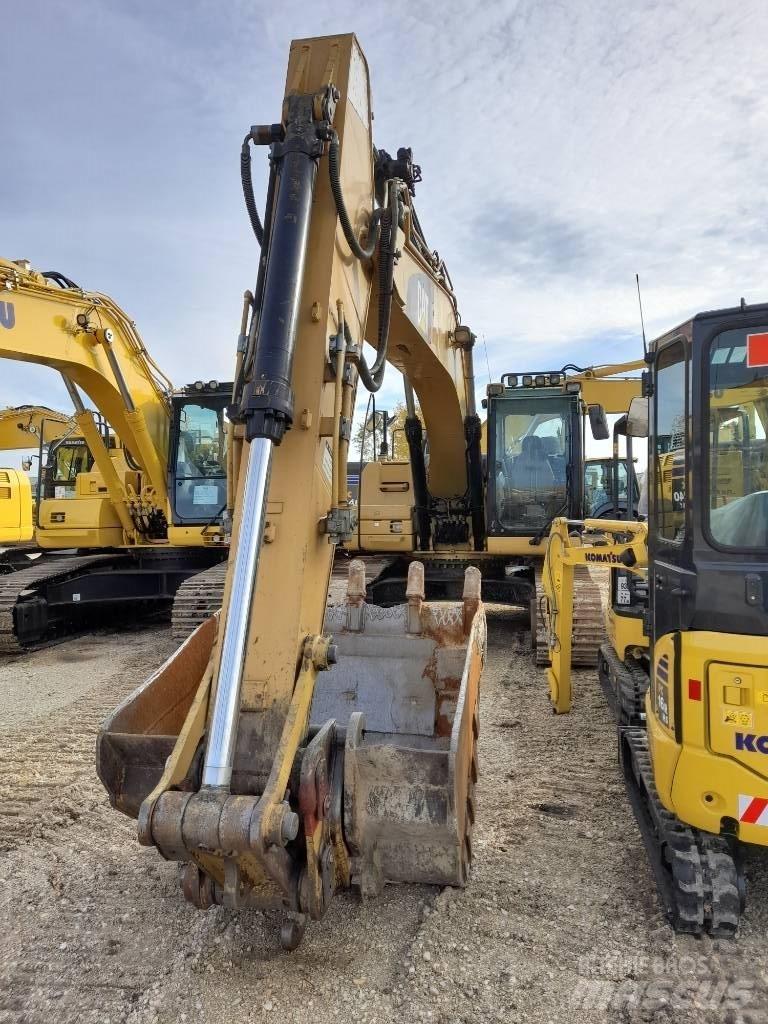 CAT 323 D Rupsgraafmachines