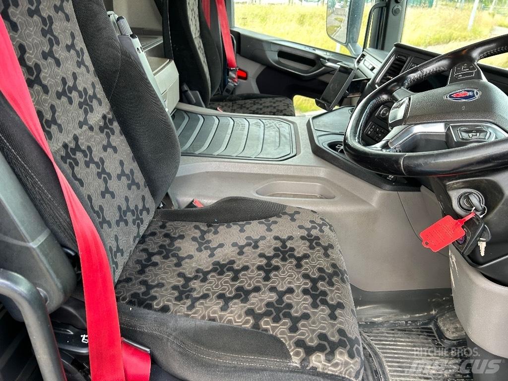Scania P 410 Vrachtwagen met vlakke laadvloer en lier