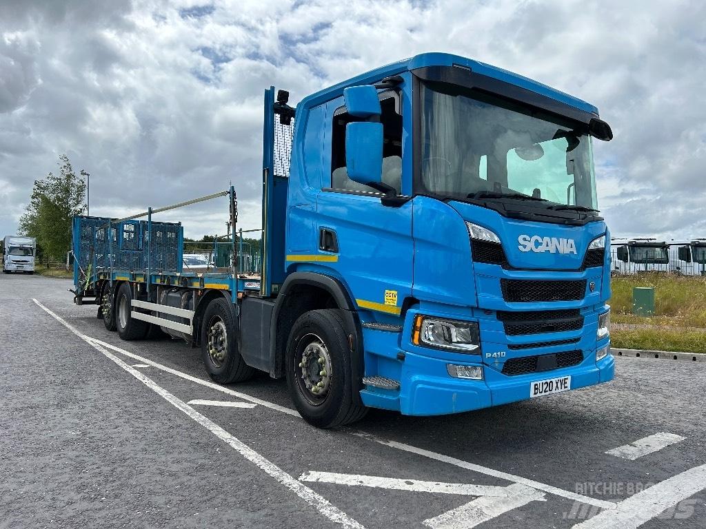 Scania P 410 Vrachtwagen met vlakke laadvloer en lier
