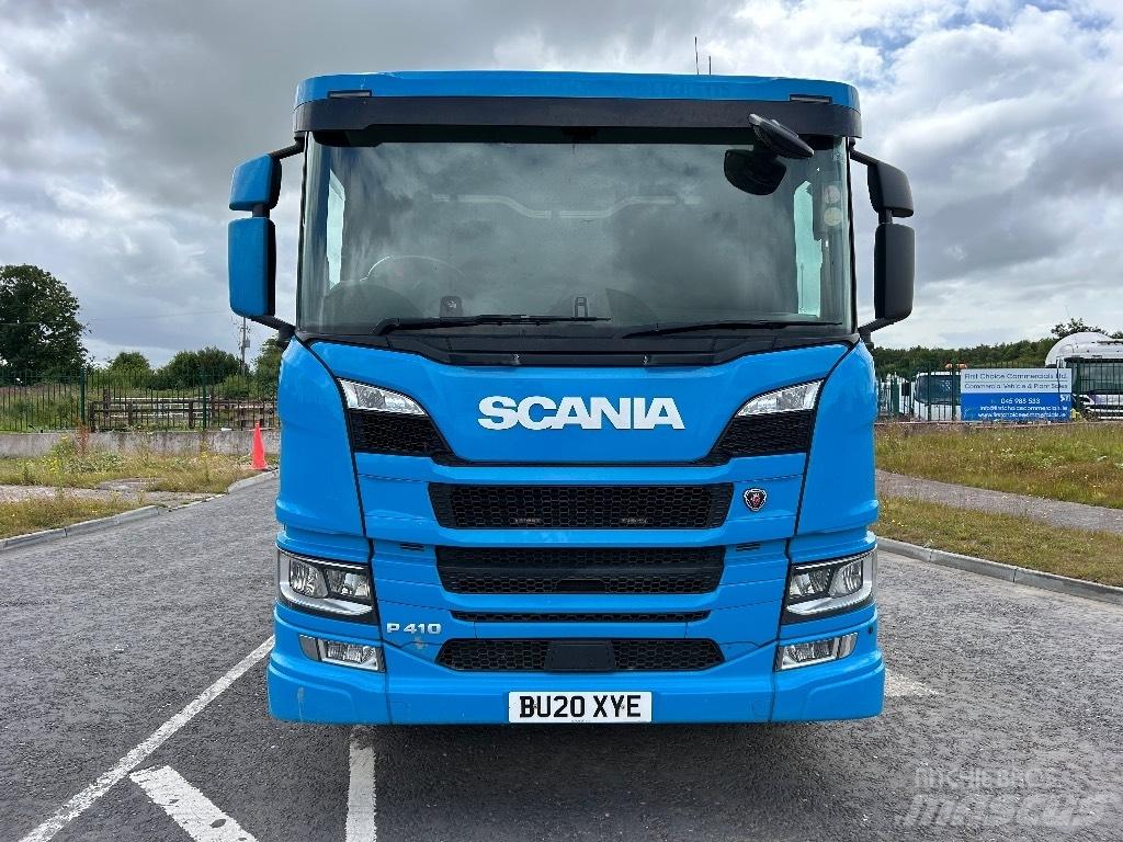 Scania P 410 Vrachtwagen met vlakke laadvloer en lier