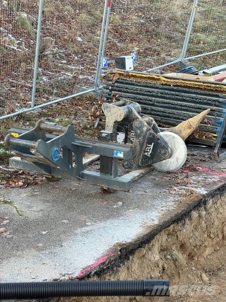 CAT M318 Wielgraafmachines